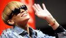 Die aus Barbados stammende Sängerin Rihanna posiert während einer Autogrammstunde in Berlin. Foto: ddp