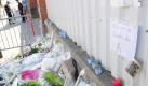 Mit Blumen und Kerzen wird vor der Ozar Hatorah-Schule an die Opfer gedacht. Foto: Caroline Blumberg Foto: dpa