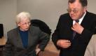Die ehemaligen DDR-Staatsanwälte Leonore Lotte Heyer und Wilhelm Pilz stehen am Dienstag (18.01.2000) vor Beginn des neuen Prozesses um die Verfolgung des prominenten DDR-Regimekritikers Robert Havemann im Gerichtssaal des Landgerichts Neuruppin bei Berlin. Die Anklage wirft den beiden 69 und 61 Jahre alten Juristen Rechtsbeugung vor. Der Bundesgerichtshof hatte 1998 Freisprüche des Landgerichts Frankfurt (Oder) aufgehoben und die Neuverhandlung angeordnet. Der Bundesgerichtshof hatte die von der Staatssicherheit vorbereiteten Prozesse als «Scheinjustiz» bewertet. dpa/lbn (Digitale Fotografie) Wiederholung mit Textkorrektur Staatsanwälte rpt Staatsanwälte Foto: dpa