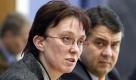 ARCHIV - Astrid Klug, damalige Parlamentarische Staatssekretaerin im Bundesumweltministerium, links, und der damalige Bundesumweltminister Sigmar Gabriel, rechts, nehmen am 28. Nov. 2007, an einer Pressekonferenz in Berlin teil. Die Bundestagsabgeordnete Astrid Klug soll neue Bundesgeschaeftsfuehrerin der SPD werden. Darauf haetten sich der designierte Vorsitzende Sigmar Gabriel und die kuenftige Generalsekretaerin Andrea Nahles geeinigt, erklaerte der amtierende Generalsekretaer Hubertus Heil am Montag 2. November 2009  in Berlin.   (AP Photo/Franka Bruns,Archiv)  ---FILE - In this Nov. 28 2007 file picture Astrid Klug, then  State Secretary in the German Environmental Ministry, left, and then German Environmental Minister Siegmar Gabriel, right, are pictured  during a press conference in Berlin. (AP Photo/Franka Bruns,File) Foto: ap