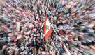 Lebanese people carry national flags as they attend a rally in Beirut's Martyrs' Square, Lebanon, Sunday, March. 13, 2011. Thousands of flag-waving Lebanese gathered in Beirut's main square Sunday to mark the sixth anniversary of the assassination of former Prime Minister Rafik Hariri, a killing that sparked a cascade of political turmoil in the Middle East. (AP Photo / Bilal Hussein) Foto: ap