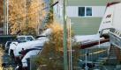 Spezialisten untersuchen das Wrack eines Flugzeuges der Arctic Sunwest Airline. Es stürzte über der kanadischen Kleinstadt Yellowknife ab. Zwei Menschen kamen bei dem Absturz ums Leben, sieben weitere Personen wurden verletzt. Die Absturzursache ist noch unklar. Foto: dapd