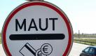 Verkehrsschild vor einem mautpflichtigen Straßenabschnitt. Die Grünen sind für eine Ausweitung der Lkw-Maut. Foto: Bernd Wüstneck/Archiv Foto: dpa