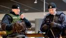 Zwei Bundespolizisten führen im Hauptbahnhof in Berlin eine Ausweiskontrolle von zwei Reisenden durch. Foto: dpa