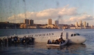 In this photo taken by a passenger on a ferry, airline passengers egress a US Airways Airbus 320 jetliner that safely ditched in the frigid waters of the Hudson River in New York, Thursday Jan. 15, 2009 after a flock of birds knocked out both its engines. All 155 people on board survived. (AP Photo/Janis Krums) Foto: ap