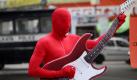 Roter Rocker: Ein junger Inder arbeitet als Statist bei einer Werbetour. Foto: Piyal Adhikardy Foto: dpa