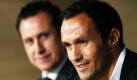 Der portugiesische Fußballspieler Ricardo Carvalho (rechts) präsentierte sich der Presse zusammen mit dem Generaldirektor von Real Madrid Jorge Valdano als neuer Spieler bei dem Verein der spanischen Hauptstadt. Carvalho wechselt vom britischen Team Chelsea zu den Spaniern. Er unterschrieb einen Vertrag über zwei Jahre. Foto: dpa