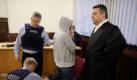 Justizvollzugsbeamte nehmen  im Gerichtssaal des Koblenzer Oberlandesgerichts dem Angeklagten Husam S. (2.v.r.) die Fußfesseln ab. Foto: Thomas Frey Foto: dpa