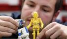 Weltweit gehen pro Sekunde sieben Sets mit Lego-Steinen über den Tisch. Sei es Star Wars, Harry Potter oder die Piratenwelt. Eins, zwei, drei.... Foto: dapd