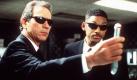 Als die Agenten «K» und «J» gehören Tommy Lee Jones (links) und Will Smith zu der Spezialeinheit der Men In Black. Die «MIB» kennen das bestgehütete Geheimnis der Welt: Auf der Erde wimmelt es nur so von Außerirdischen, die als Menschen getarnt unter uns leben. Einige treiben auf dem Blauen Planeten auch ihr Unwesen, haben es gar auf die Menschheit abgesehen. Aufgabe der Men In Black ist es nun, diese aufzuspüren und zu eliminieren. Nur darf davon eben kein Mensch etwas wissen. So wird mit Hilfe eines kleinen Apparates «geblitzdingst», was das Zeug hält, um die Erinnerungen zu löschen. Foto: dpa