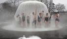 Badegäste stehen genießen bei Temperaturen um den Gefrierpunkt in Karlsruhe den Start in die Freibadsaison. Das Sonnenbad in Karlsruhe ist als einziges Freibad in Deutschland von Ende Februar bis Ende November geöffnet. Die Abwärme eines nahe gelegenen Kraftwerks beheizt das Wasser im Freibad auf 28 Grad Celsius. Foto: ddp