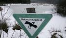Ein Naturschutzgebiet-Schild, aufgenommen am Dienstag (19.01.10) im hessischen Burgwald. Der Burgwald, noerdlich Marburgs gelegen, ist reich an Besonderheiten, die vor allem von Wanderern und Radfahrern erlebt werden koennen - besonders von denen, die gerne im Winter unterwegs sind. Der Forst mutet mit seinen grossflaechigen, buschbewachsenen Lichtungen, Mooren, Auenwaeldern und riesigen Eichen und Linden maerchenhaft an - oder, wenn im Winter alles schweigt, auch geheimnisvoll. (zu ddp-Text) Foto: Patrick Sinkel/ddp Foto: ddp