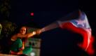Eine Demonstrantin schwenkt eine puerto-ricanische Flagge über dem geschlossenen Campus der Universität von Puerto Rico in San Juan. Seit Tagen ist die Uni wegen eines Streiks geschlossen. Grund sind angekündigte Kürzungen im Bildungssektor. Foto: ap