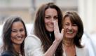 Kate winkt am Abend vor der Hochzeit in die Menge
Vorspann: 	
Text: 	

London (dpa) - Kate Middleton hat sich am Abend vermutlich zum letzten Mal öffentlich vor der Hochzeit gezeigt und der Menge vor ihrem Hotel zugewunken. Die 29-Jährige unterhielt sich am Donnerstagabend vor der Tür des Londoner Luxushotels Goring, das ihre Familie komplett gemietet hat, mit dem Hotelbesitzer.

Mit dabei waren ihre Mutter Carole und ihre Schwester Philippa. Die Braut von Prinz William (28) stieg aus einem schwarzen Jaguar aus. Sie trug ein schwarzes Kleid mit weißen Punkten und eine helle Jacke.
Ressort: 	VIP
Schlagworte: 	Monarchie/William & Kate/Großbritannien/ Foto: dpa