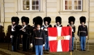 Viele skandinavische Länder haben noch einen König oder eine Königin, die von einer Leibgarde bewacht wird. Auf dem Foto: die königliche Leibgarde vor Schloss Amalienborg in Kopenhagen. Foto: dpa