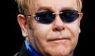 Der Musiker Elton John ist traurig über die letzten Jahre seines verstorbenen Freundes Michael Jackson. Michael war charmant, süß, lieb, aber selbstzerstörerisch. Er kam zu mir, wir schlossen die Rollos und aßen etwas. Er sagte, es sei das erste Mal seit zehn Jahren, dass er mit Leuten zusammensitze und esse. Er esse immer alleine, sagte der 63-Jährige.  Foto: dapd