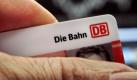 Mit Preisnachlässen jubelt die Bahn den Verbrauchern die Bahncard unter. Im Jahr 2012 zahlt der Verbraucher für eine BC 50 in der Zweiten Klasse 240 Euro. Für Autor Martin Wehrle ist klar: «Die BC 50 zahlt man teuer, ohne eine Gegenleistung dafür zu bekommen. Erst wenn man eine Fahrkarte kauft, was ein weiteres Geschäft für die Bahn bedeutet, bekommt der Kunde Nachlässe.» Ein doppeltes Geschäft also. Foto: dpa