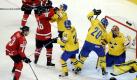 Eishockey, IIHF-Weltmeisterschaft 2010, Qualifikationsrunde, Gruppe F, Schweiz - Schweden, Dienstag (18.05.10), SAP-Arena, Mannheim: Schwedens Carl Gunnarsson (4.v.l.) rauft sich mit dem Schweizer Paolo Duca (3.v.l.), waehrend Schwedens Torwart Jacob Markstrom (r.) den Puck faengt. Foto: Thomas Lohnes/ ddp  Foto: ddp