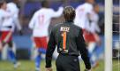 Geschlagener Tim Wiese: Im Nordderby lief der Bremer Kultkeeper vor dem zweiten HSV-Tor unnötigerweise aus seinem Kasten heraus, kam zu spät und konnte dem Treffer von Marcell Jansen nur noch hinterherschauen. Die HSV-Fans skandierten: Ohne Wiese fahr'n wir zur WM. Foto: dpa