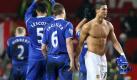 Manchester United?s Cristiano Ronaldo swaps shirts wit Everton players after their English Premier league soccer match at Old Trafford stadium in Manchester, England, on 31 January 2009. Foto: dpa