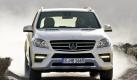 Im Vergleich zu seinem erfolgreichen Vorgänger ist die Mercedes M-Klasse kaum wiederzuerkennen: Die Front zeigt sich oberhalb der Stoßstange im Look des Nobelcoupés CL ... Foto: pi