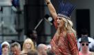 Das deutsche Fotomodel Lena Gercke (Germany's Next Top Model) jubelt auf dem Nürburgring inmitten der Zuschauer beim Musikfestival Rock am Ring. Für das größte deutsche Musikfestival Rock am Ring sind 84.100 Eintrittskarten verkauft worden. Foto: dapd