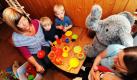 Noch nie sind in Deutschland so viele Kinder von Tageseltern betreut worden: Die Eltern von rund 112.000 Mädchen und Jungen nahmen im März 2010 das öffentlich geförderte Angebot als Ergänzung zu ihrer Erziehung in Anspruch. Damit wurden erstmals mehr als 100.000 Kinder von einer Tagesmutter oder einem Tagesvater versorgt - das waren 14 Prozent mehr als im Vorjahr, wie das Statistische Bundesamt in Wiesbaden mitteilte.  Foto: dpa