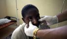 Immer mehr Choleratote in Haiti
Vorspann: 	
Text: 	

Mexiko-Stadt (dpa) - Die Cholera in Haiti fordert nach Angaben der Regierung immer neue Opfer. Über 550 Menschen seien inzwischen an der Seuche gestorben, teilte das Gesundheitsministerium am Dienstag in Port-au-Prince mit.

8138 Patienten hätten sich seit dem Ausbruch am 19. Oktober infiziert. Sie seien behandelt und geheilt nach Hause entlassen worden. Allerdings würden jeden Tag neue Infizierte in die Behandlungszentren gebracht.

Zur Verschärfung der Lage hatte am Wochenende auch der Hurrikan «Tomas» beigetragen, durch den nach Regierungsangaben 21 Menschen ums Leben kamen. Mehr als 48 000 Menschen mussten in Sicherheit gebracht werden, knapp 6600 wurden obdachlos.

Die durch den Wirbelsturm verursachten Überschwemmungen sind nach Meinung von Experten insbesondere für die Slums in den Städten eine Gefahr, da dort keine Toiletten und kein gereinigtes Wasser zur Verfügung stehe.
Ressort: 	Vermischtes
Schlagworte: 	Gesundheit/Haiti/ Foto: dpa