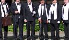 Sechs Zylinder: Diese Herren haben sich in Magdeburg zum stilvollen Herrentag versammelt. Foto: Jens Wolf Foto: dpa