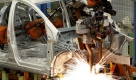 Ein Roboter schweisst am Donnerstag, 22.Oktober 2009, im Mercedes-Benz Werk in Rastatt, Baden-Wuerttemberg, an der Karosserie eines Mercedes-Benz B-Klasse Fahrzeugs. An dem Standort wird die Mercedes-Benz A- und B-Klasse produziert. (AP Photo/Thomas Kienzle) ------A robot is welding on the carriage of a Mercedes-Benz B-class on the production line in the Mercedes-Benz production site in Rastatt, Germany, Thursday, Oct. 22, 2009. Mercedes-Benz produces the A-class and B-class cars in this site.  (AP Photo/Thomas Kienzle) Foto: ap