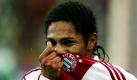 Fußball Bundesliga, FC Bayern München - Hannover 96 am Samstag (06.11.2004) im Münchner Olympiastadion. Paolo Guerrero vom FC Bayern München freut sich nach seinem 3:0 Siegtreffer gegen Hannover 96.
 Foto: dpa