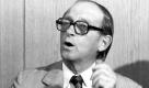 ARCHIV - Der CDU-Politiker und baden-württembergische Ministerpräsident Hans Filbinger gibt am 07. August 1978 in Stuttgart seinen Rücktritt bekannt und zieht damit die Konsequenzen aus der Kontroverse um seine Rolle als Marinerichter im Zweiten Weltkrieg. Filbinger starb am Sonntag in seinem Haus in Freiburg, bestätigte die Landesregierung am Montag (02.04.2007) in Stuttgart. Filbinger hatte das Land von Ende 1966 bis August 1978 regiert. Wegen seiner Tätigkeit als Marinerichter am Ende des Zweiten Weltkrieges war Filbinger von seinem Amt zurückgetreten. Foto nur sw. Foto: Karl Staedele dpa +++(c) dpa - Bildfunk+++ Foto: dpa