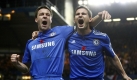 John Terry (links) freut sich mit seinem Teamkollegen Frank Lampard vom FC Chelsea über seinen 1:0-Siegtreffer gegen Manchester United im Spitzenspiel der englischen Premier League. Foto: ap