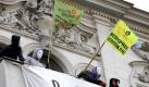 Demonstranten stehen am Samstag in Berlin bei der Revolutionären 1. Mai-Demonstration auf einem Balkon. Mit rund einstündiger Verspätung hat am Samstagabend in Berlin die traditionelle Demonstration begonnen. Der Zug mit mehreren tausend Teilnehmern setzte sich kurz nach 19.00 Uhr im Stadtteil Kreuzberg in Bewegung. Die Veranstalter der linken Demonstration hatten noch auf die Teilnehmer der Proteste gegen einen Neonazi-Aufzug gewartet. Foto: ddp