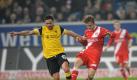 Weder Aachens Albert Streit (l) noch Ken Ilsö kann sich im Zweikampf entscheidend durchsetzen. Foto: Jonas Güttler Foto: dpa
