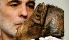 Restaurator Frank Bodis betrachtet in einer archäologischen Restaurierungswerkstatt im Schloss Biebrich in Wiesbaden den Fuß einer vergoldeten römischen Reiterstatue, die zusammen mit einem lebensgroßen Pferdekopf gefunden wurde. Für die Restaurierung der Bronzeplastik werden rund zwei Jahre und 150.000 Euro veranschlagt.  
 Foto: ddp