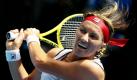 Die russische Svetlana Kuznetsova schlägt den Ball kraftvoll an ihre ebenfalls russische Gegenspielerin Anastasia  Pavlyuchenkova zurück. Das Zusammentreffen fand im Rahmen der Australian Open in Melbourne statt. Kuznetsova gewann mit 6:2 und 6:2. Foto: dpa