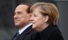 German Chancellor Angela Merkel, right, and Italian Prime Minister Silvio Berlusconi listen to the national anthems during the welcoming ceremony prior to the 28th government consultations of both nations at the chancellery in Berlin, Germany, on Wednesday, Jan. 12, 2011. (AP Photo/Markus Schreiber) Foto: ap
