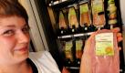 Pute to go: Carola Hartmann im bayerischen Niederrieden mit einem Putenschnitzel vor ihrem Puten-Automaten. Mit der ungewöhnlichen Geschäftsidee begeistern seit kurzem drei Geschwister im Unterallgäu die Kunden ihres Puten-Hofes. Wer auf dem Weg in den Feierabend Heißhunger auf Putenwurst bekommt oder ein Putensteak für den Grillabend braucht, kann dies aus dem neuartigen Automaten ziehen. Der Bauernverband begrüßt den neuen Vertriebsweg, der Fleischerverband ist weniger begeistert. Foto: ddp