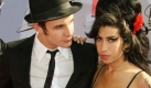 Amy Winehouse steht ganz schön unter der Fuchtel ihres Vaters Mitch. Der nennt seine Tochter auch schon einmal eindummes Mädchen, bestätigt die Brustvergrößerung der Soul-Diva im Fernsehen und erwischt sie in flagranti mit ihrem Ex Blake Fielder-Civil. Foto: dpa