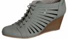 Sexy, edel und absolut abendtauglich ist diese Keilsandalette von Esprit. Der edle Look passt tagsüber zu Jeans oder Shorts. Mit einem schlichten Kleid werden sie Abends zu wahren Hinguckern beim Essen oder auf der Party. Für den Edellook sind zirka 80 Euro fällig. Foto: zalando.de