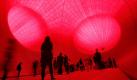 Medienvertreter verschaffen sich einen Eindruck von der Innenansicht des Leviathan, einem Kunstobjekt des in Indien geborenen Briten Anish Kapoor, das im Grand Palais in Paris eröffnet wurde. Die Kugel ist 35 Meter hoch, sein Inneres ist bis zum 23. Juni für Besucher zugänglich.  Foto: dapd