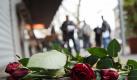 Im Gedenken an einen von der Zwickauer Neonazi-Terrorzelle ermordeten Gemüsehändler liegen Rosen vor einem Ladengeschäft im Hamburger Stadtteil Bahrenfeld. Foto: Christian Charisius/Archiv Foto: dpa
