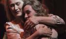 Meryl Streep geht auf Tuchfühlung. Die junge Preisträgerin der Kategorie Beste Nachwuchsschauspielerin, Saoirse Ronan (In meinem Himmel), wird die stürmische Gratulation freuen. Foto: ap