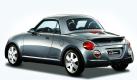 Aha-Effekt garantiert: Mit seinen mickrigen Reifen mit nur 165 Millimetern Breite ist dem Copen manches Schmunzeln gewiss. Der kleine Japaner bietet aber viel puristischen Fahrspaß. Foto: DAIHATSU