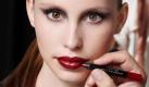 Mit einem Lipliner werden die Konturen des Mundes nachgezeichnet. Danach wird die Farbe mit einem Pinsel aufgetragen. Zwischendurch die Lippen auf ein Papiertuch pressen und sie mit Puder bestäuben, dann wieder Lippenstift auftragen - so hält die Farbe extra lang. Foto: Max Factor Colour X-Pert 