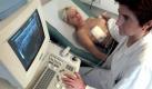 Manche Krebsformen sind hormonabhängig. So können beispielsweise Brustkrebs oder Prostatakrebs durch die Gabe von Hormonen beziehungsweise den entsprechenden Antihormonen beeinflusst werden. Mögliche Nebenwirkungen der Hormontherapie bei Krebs sind bei Frauen unter anderem Wechseljahresbeschwerden wie Hitzewallungen, vaginale Blutungen, Juckreiz im Genitalbereich, Kopfschmerzen und Kreislaufbeschwerden.  Foto: ddp