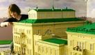 Dieser Nachbau der Villa Hügel (Originalstandort: Essen) besteht aus 82.008 Legosteinen. Insgesamt wurden in den letzten 60 Jahren 400 Milliarden Lego-Elemente produziert. Derzeit kommen jährlich jeweils 19 Milliarden dazu. Würde man 40 Milliarden Bausteine aufeinander stapeln, ergäbe das einenTurm von hier bis zum Mond. Foto: dpa
