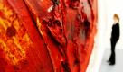 Das Gemälde T 32 von Kazuo Shiraga  schaut sich eine Journalistin während der Vorbesichtigung zur Ausstellung Le Grand Geste! im museum kunst palast in Düsseldorf an. Die Ausstellung zeichnet vom 10. April bis 1. August mit 200 Kunstwerken den Weg des Abstrakten Expressionismus nach. Foto: dpa