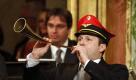 Mit Chauffeursmütze und dem Schalk im Nacken spielt sich das Neujahrskonzert der Wiener Philharmoniker beschwingt. Foto: dapd